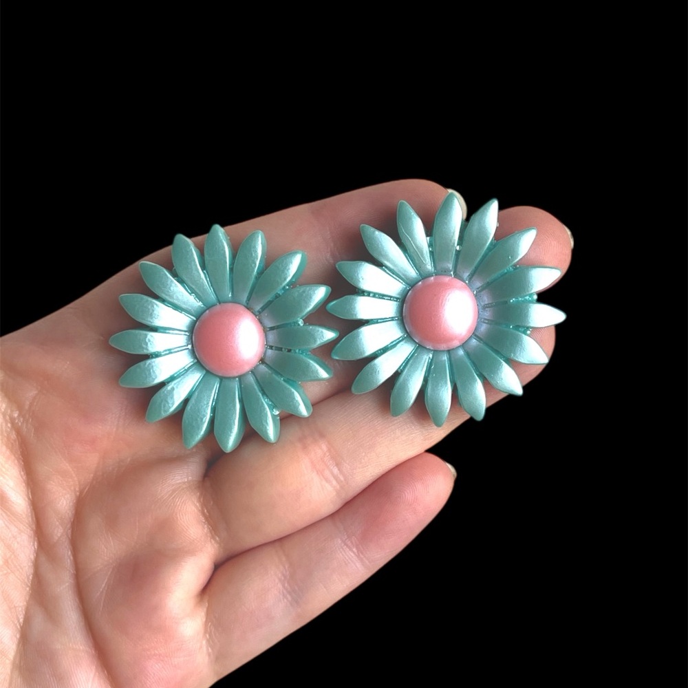 Vintage Pearlescent Teal Pink Stud Plastic Daisy Flower Power Pierced Earrings